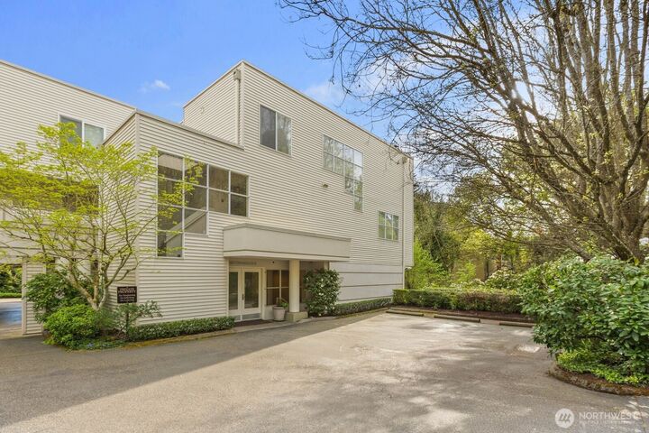 Property Photo:  10237 SE 3rd Street 5  WA 98004 