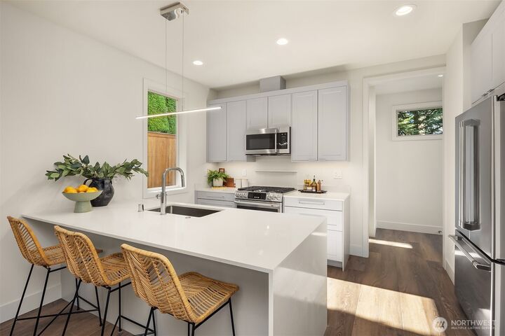 Property Photo:  641  18th Avenue W  WA 98033 