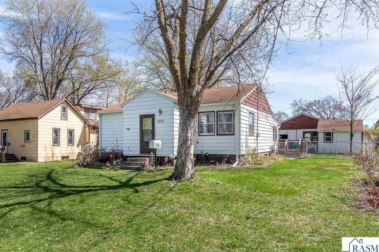 Property Photo:  1609 4th Avenue  MN 56001 