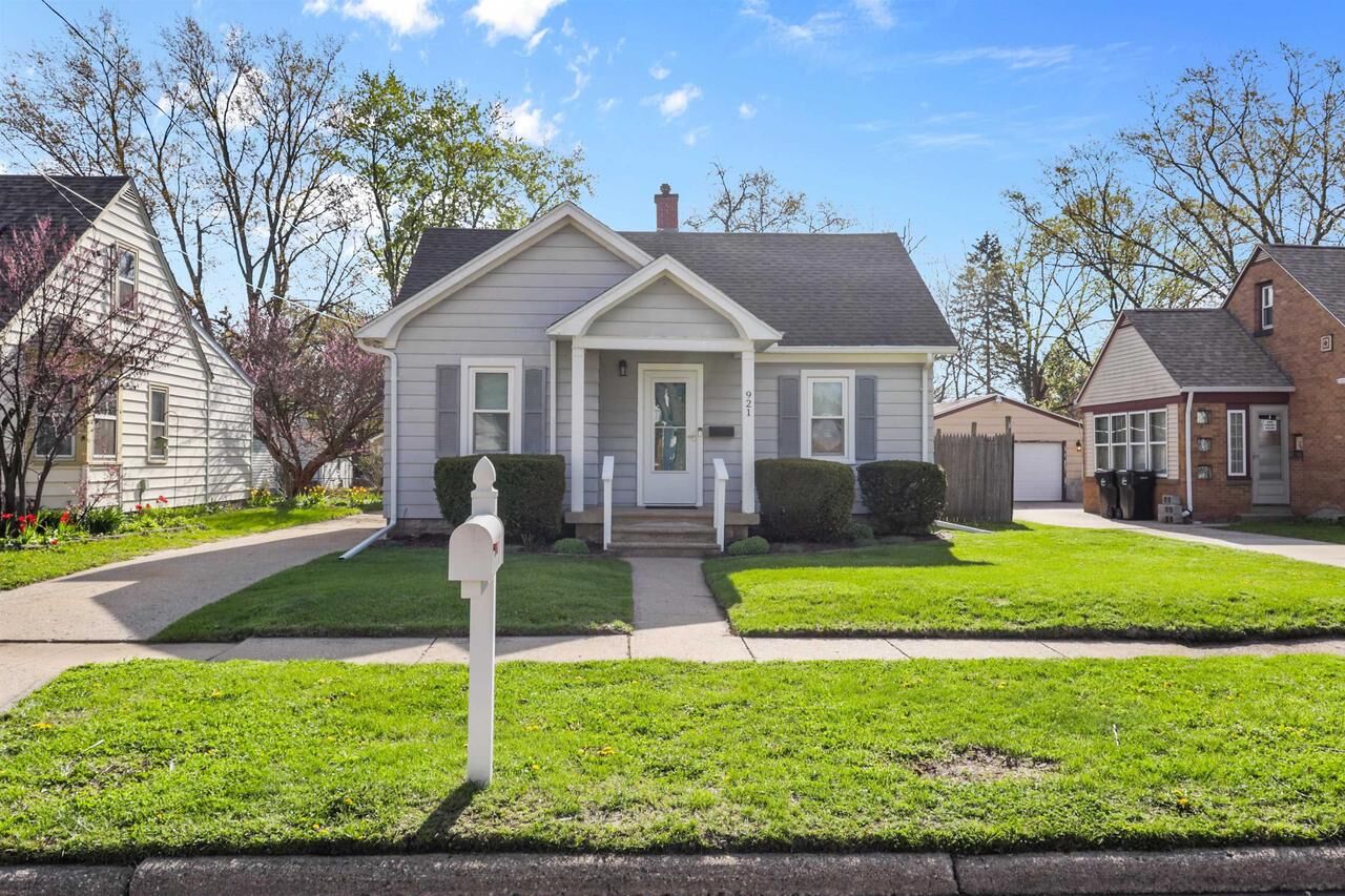 Property Photo:  921 Cleveland Street  WI 53511 