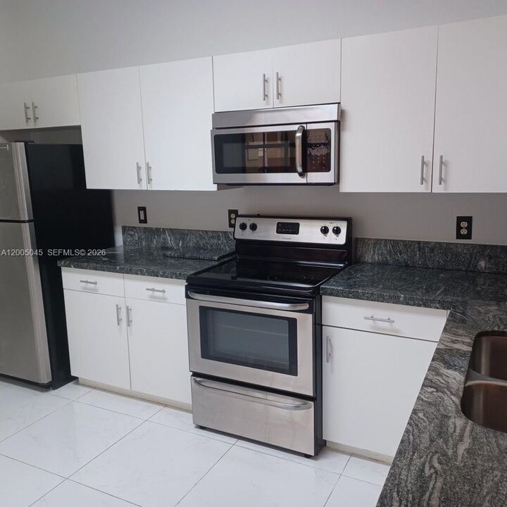 Property Photo:  4118 Forest Dr 4118  FL 33332 