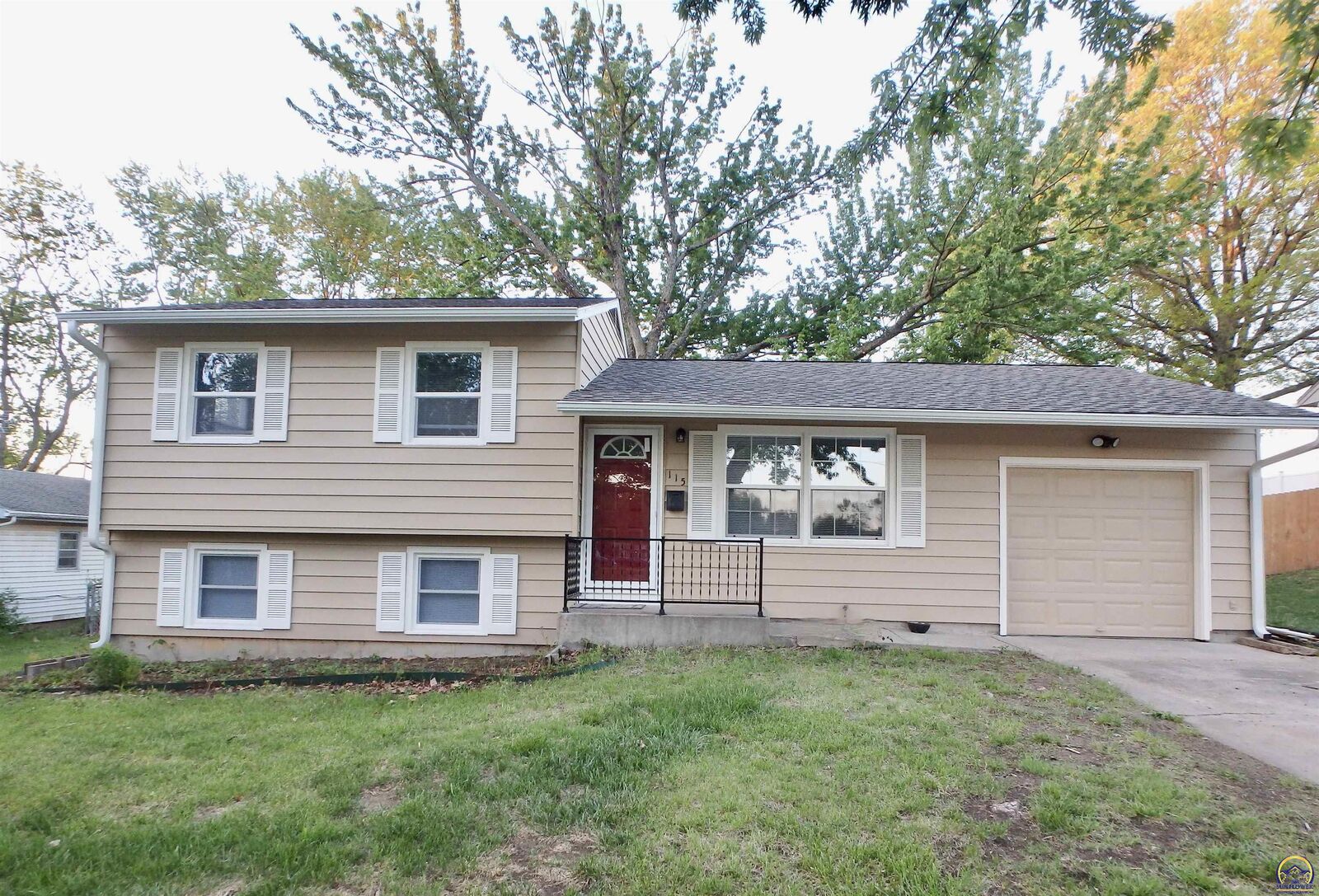 Property Photo:  115 SW 40th Ter  KS 66609 