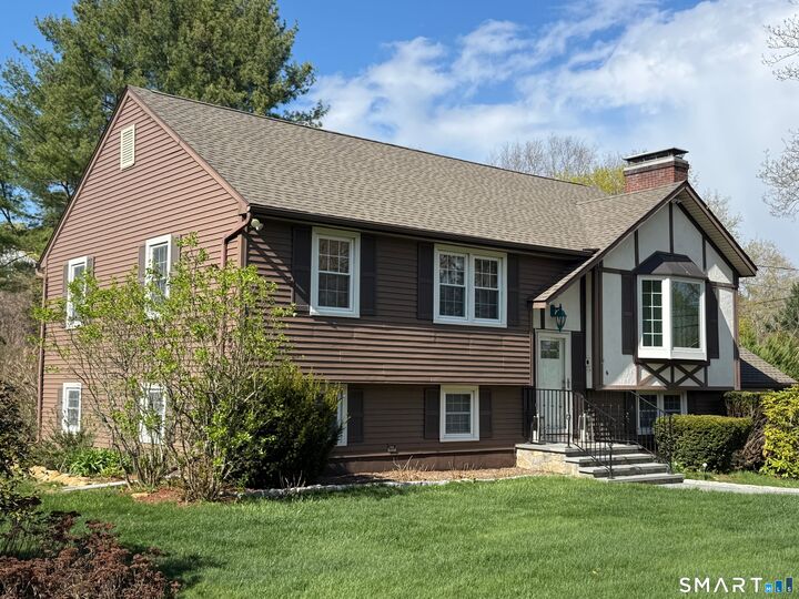 Property Photo:  6 Yankee Peddler Path  CT 06443 