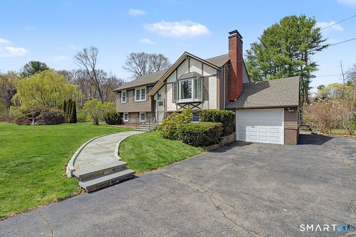 Property Photo:  6 Yankee Peddler Path  CT 06443 