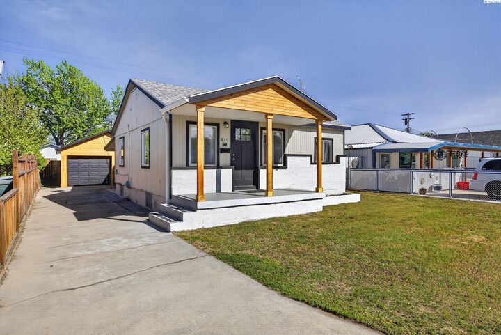 Property Photo:  810 Smith Ave  WA 99352 