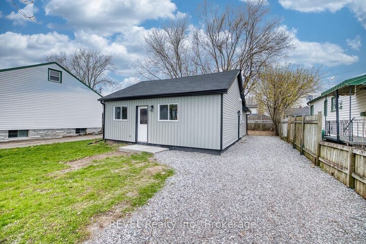 Property Photo: 406 Hennepin Avenue ON L3B 4T5