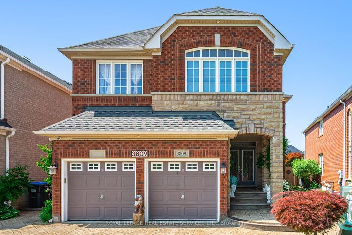 Property Photo: 3809 Candlelight Drive ON L5M 8A8