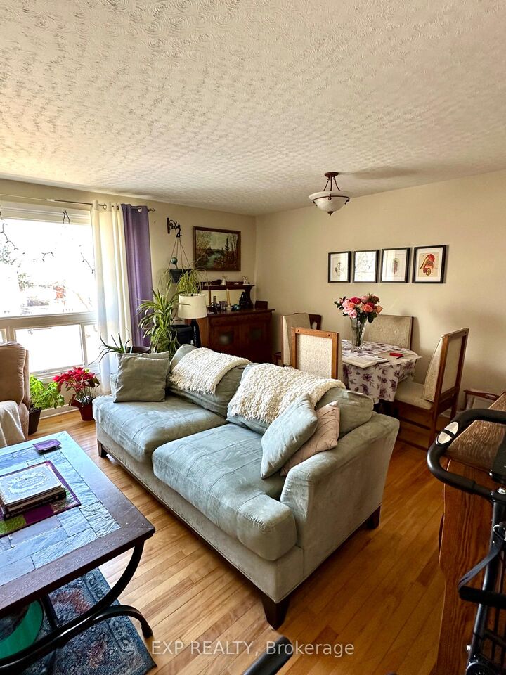 Property Photo: 911 Pinewood Crescent ON K2B 5Y3