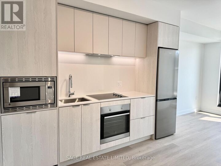 Property Photo: 86 Dundas Street East 806 ON L5A 1W4