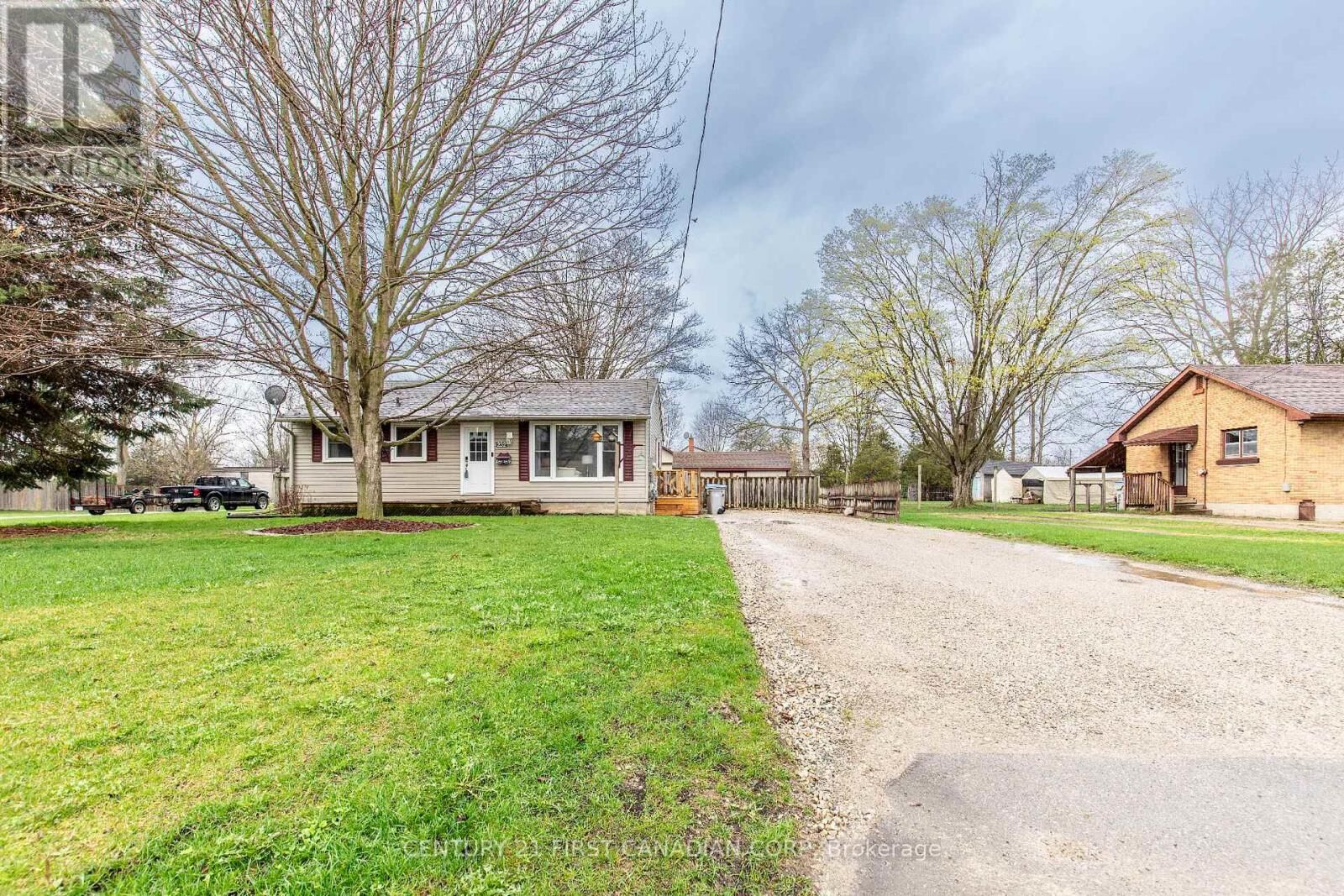 Photo de la propriété:  232 Queen Street  ON N7G 2J1 