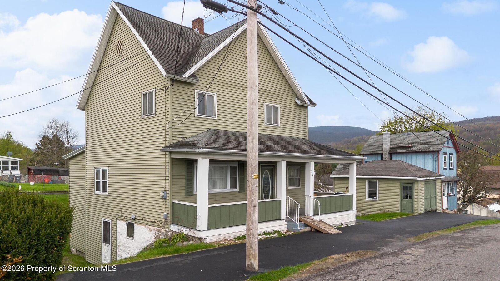 Property Photo:  810 Pine Street  PA 18433 