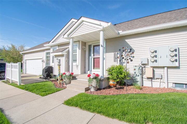 Property Photo: 8621 Bromley Place IA 50131