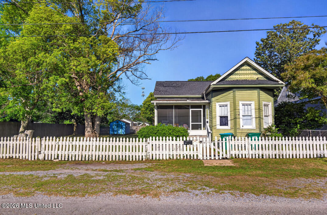 Property Photo:  1215 36th Avenue  MS 39501 