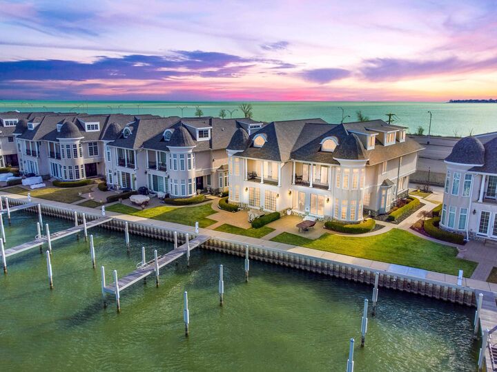 Property Photo:  33070 Venetian Pointe Drive 7  MI 48045 