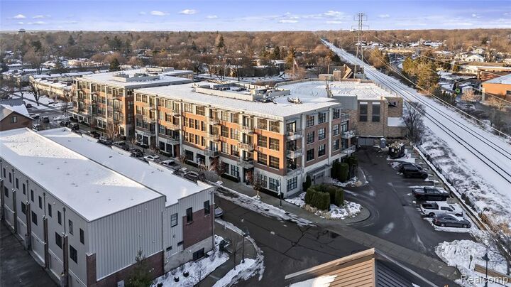 Property Photo:  2051 Villa Road 403  MI 48009 