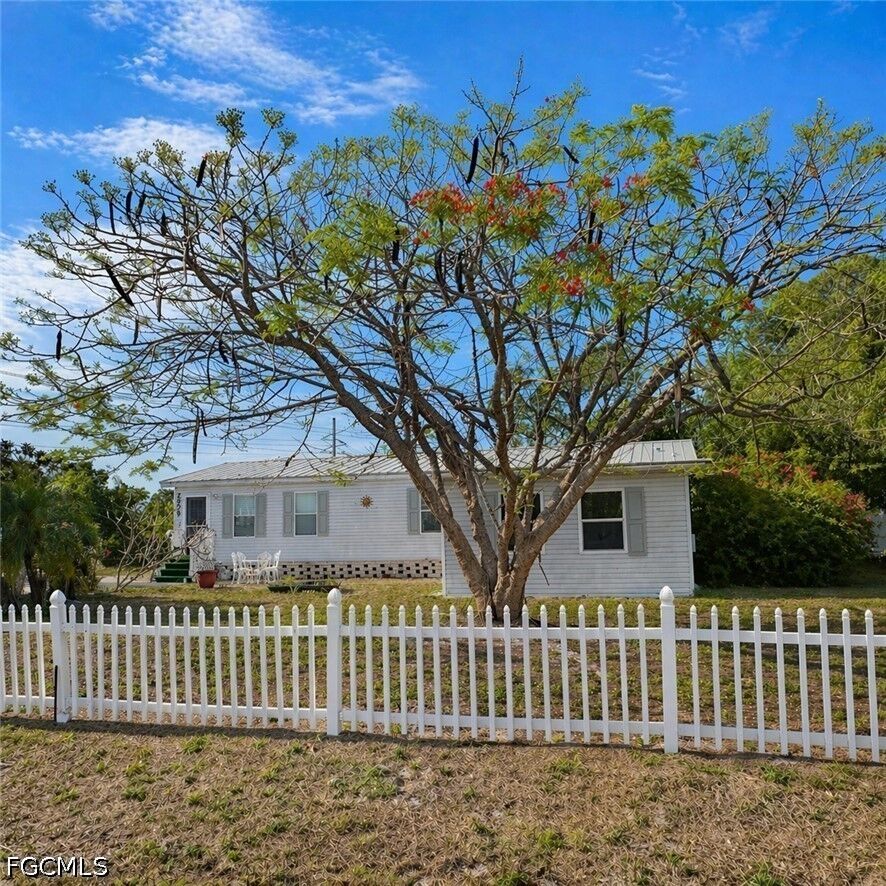 Property Photo: 2520 Brownell Court FL 33917