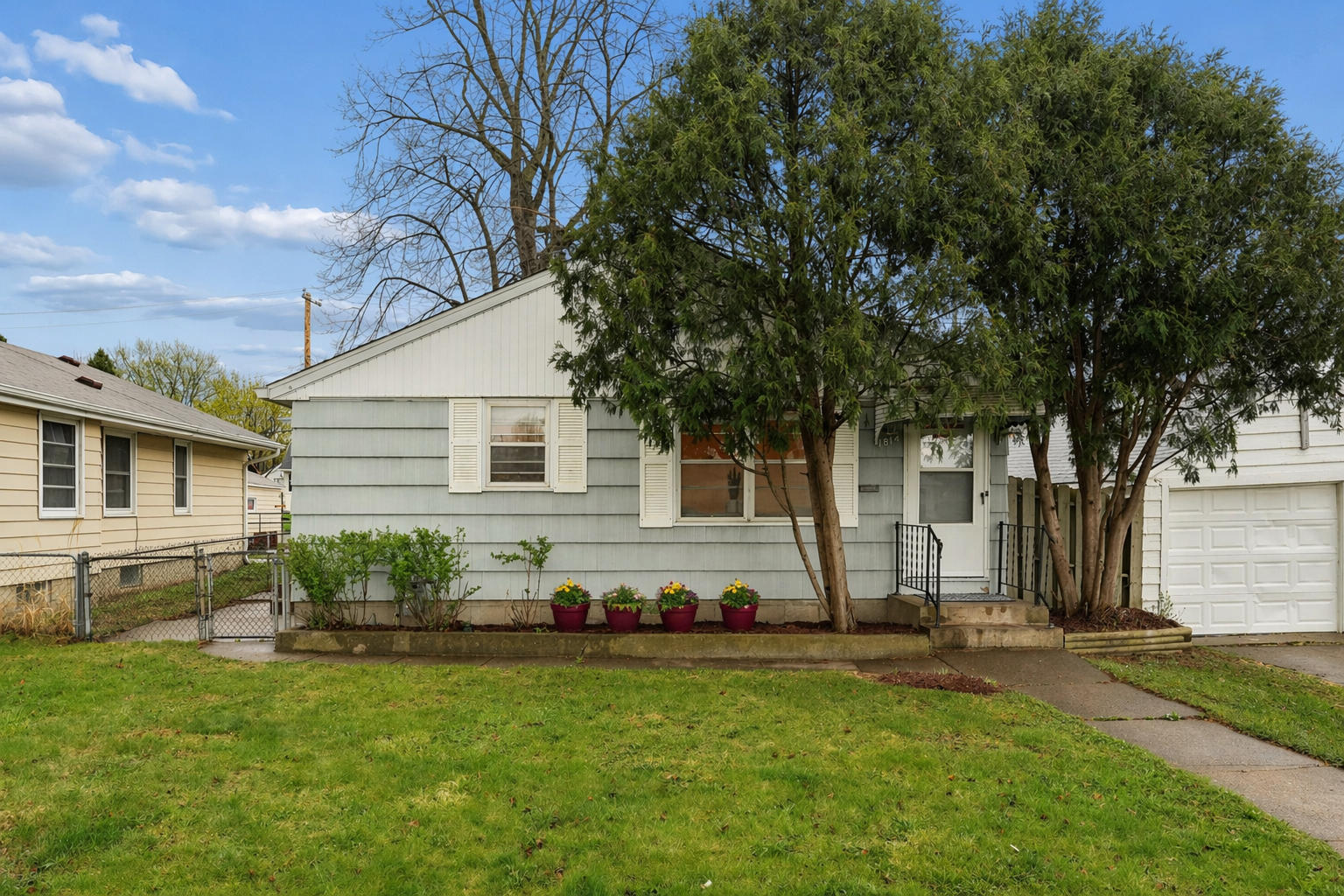 Property Photo:  1814 Montana Avenue E  MN 55119 