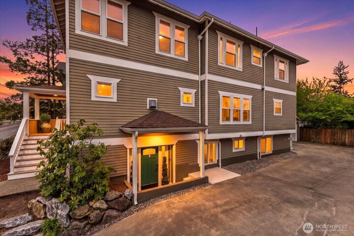 Property Photo:  400 NE 50th Street  WA 98105 
