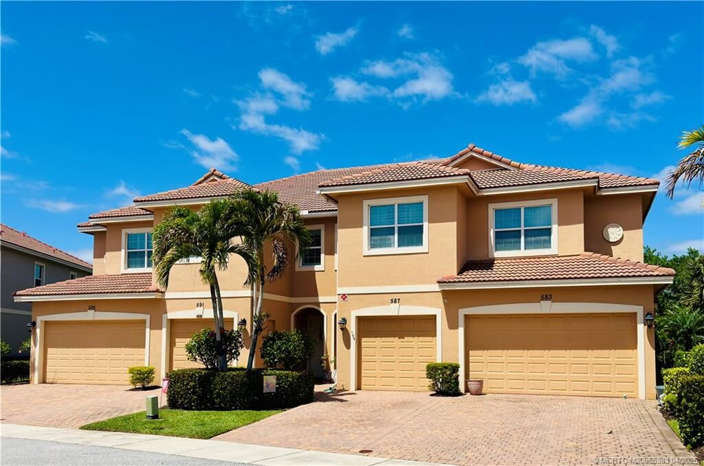 Property Photo:  587 SW Glen Crest Way  FL 34997 