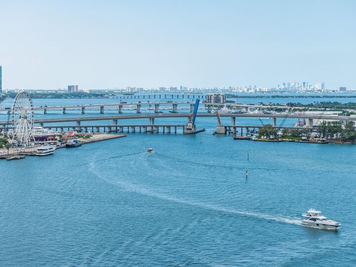 Property Photo:  888 Brickell Key Dr 2112  FL 33131 