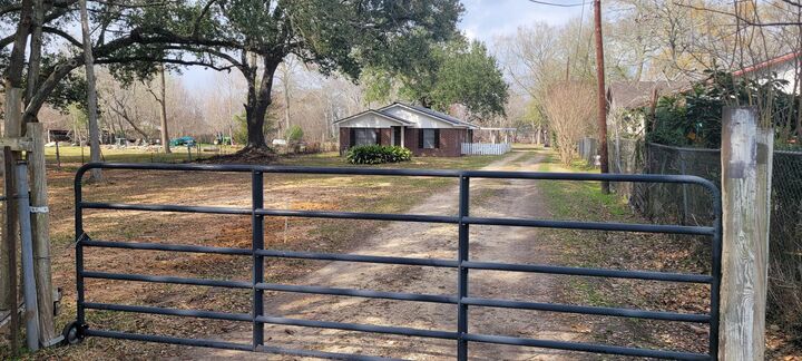 Property Photo: 2010 W Highland Dr TX 77705