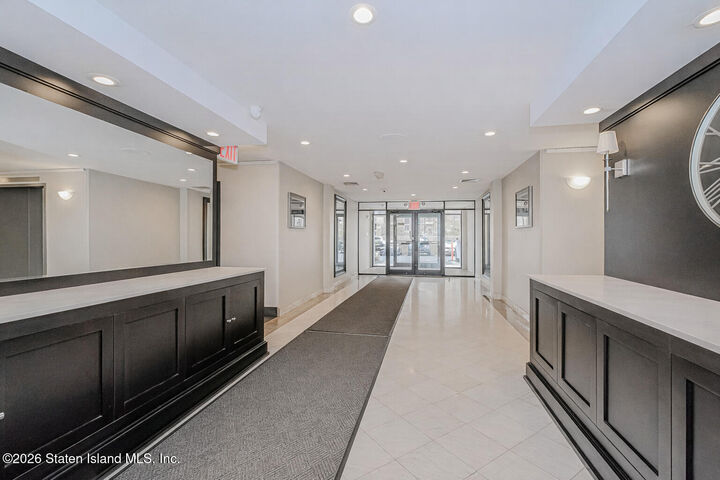 Property Photo:  6 New Lane 2G  NY 10305 