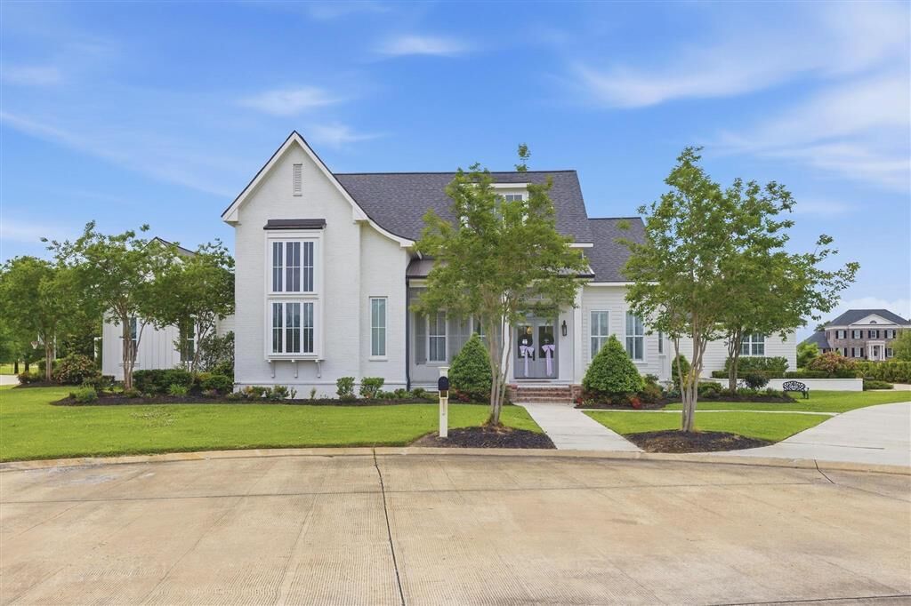 Property Photo: 5015 Water Oak Ct Court LA 70605