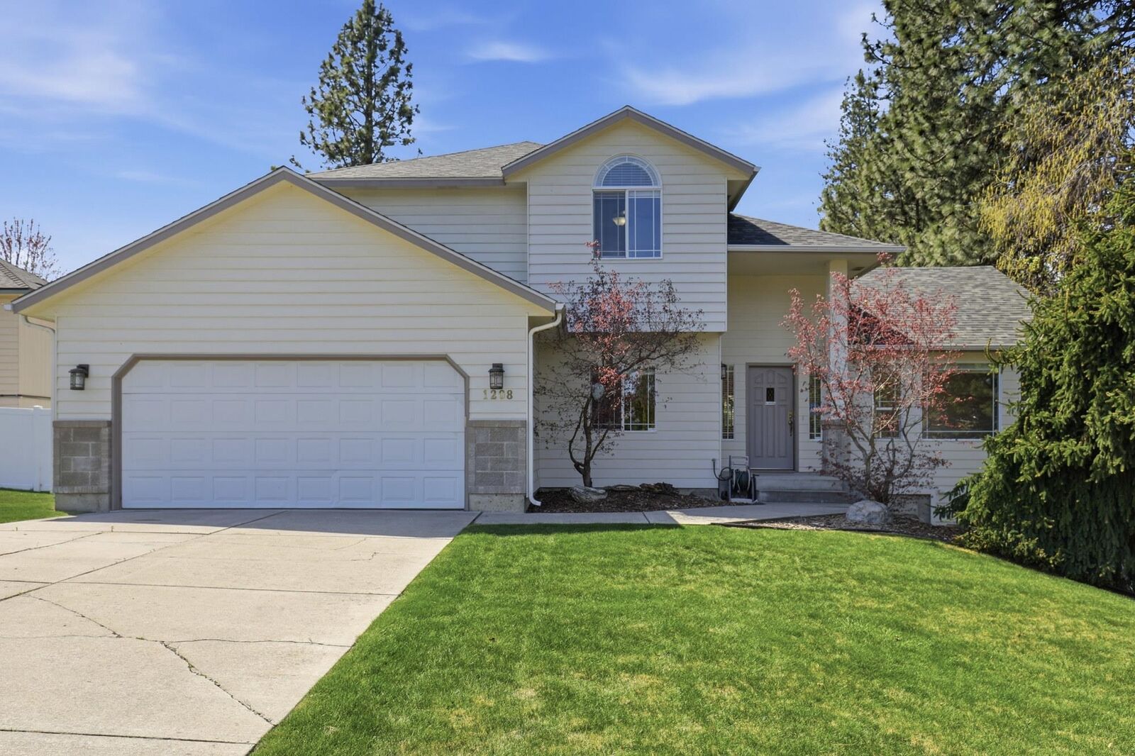 Property Photo:  1208 E Mead St  WA 99218 