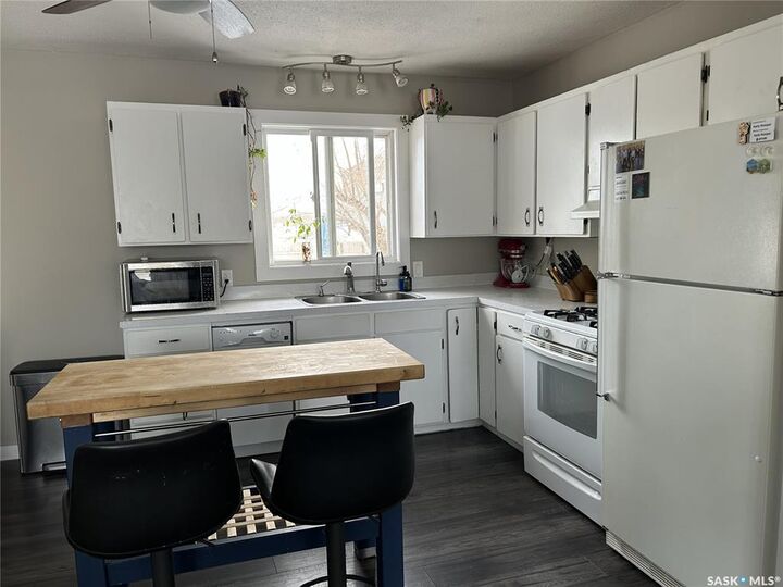 Property Photo:  602 97th Avenue  SK S0E 1T0 