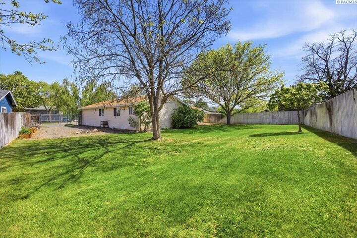 Property Photo:  4930 Chukar Dr  WA 99353 