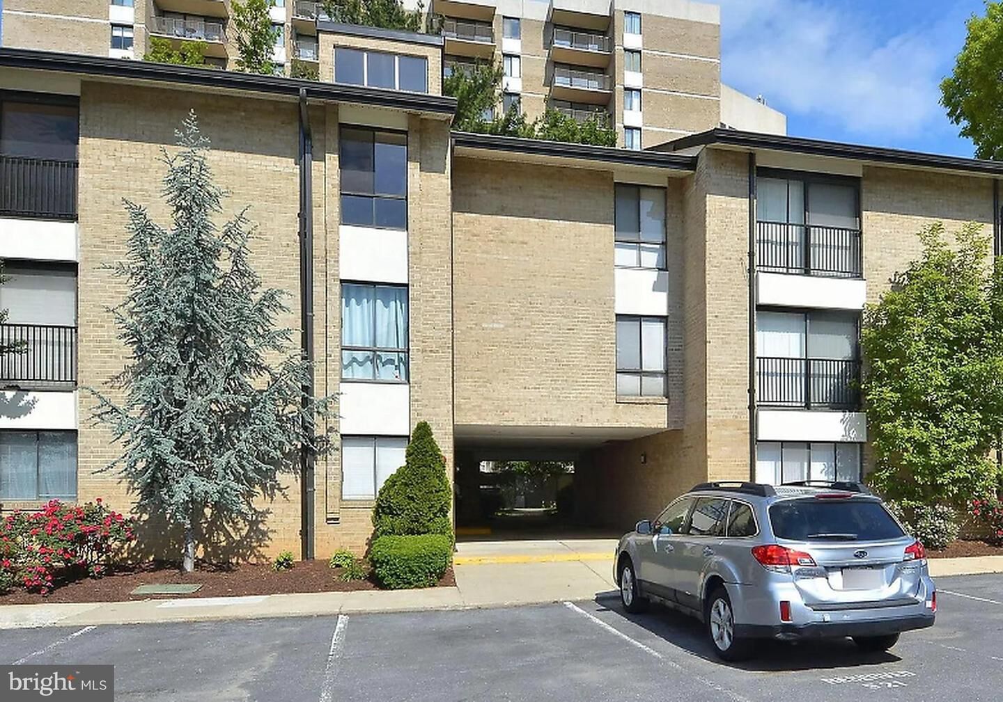 Property Photo:  10 Monroe Street 302  MD 20850 