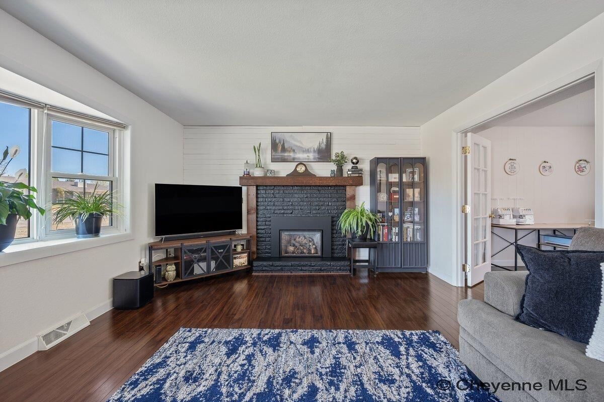 Property Photo:  921 Arapaho St  WY 82009 