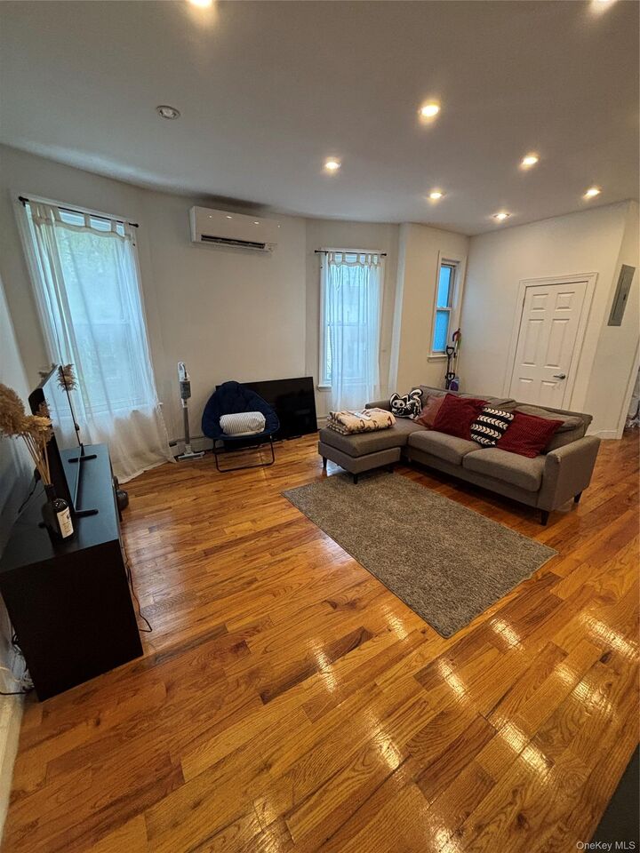 Property Photo: 2866 Dudley Avenue Unit 1 NY 10461