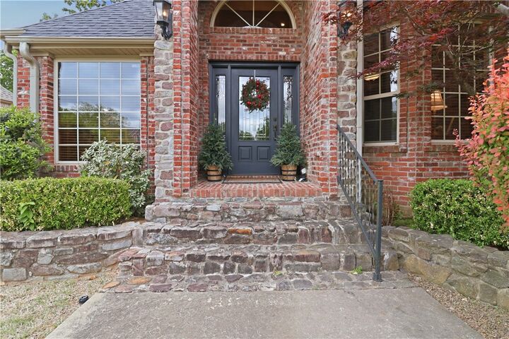 Property Photo:  2468 N Covington Park Boulevard  AR 72703 