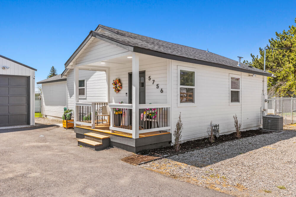 Property Photo:  5756 Leland Drive  OR 97603 
