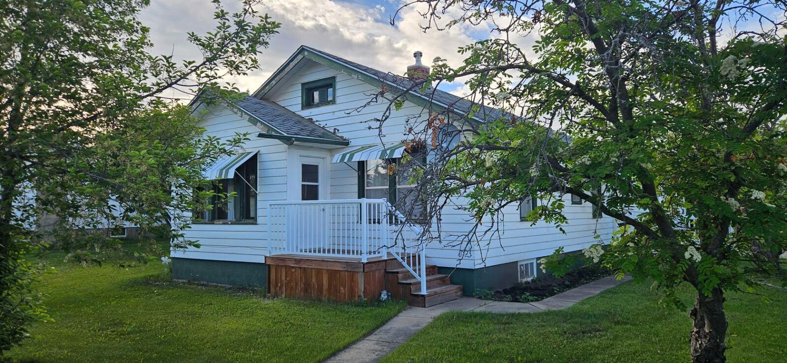 Property Photo: 11208 102 Avenue AB T0H 1L0