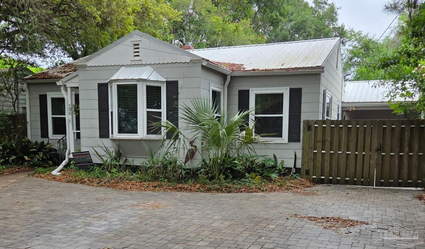 Property Photo:  120 Country Club Rd  FL 32507 