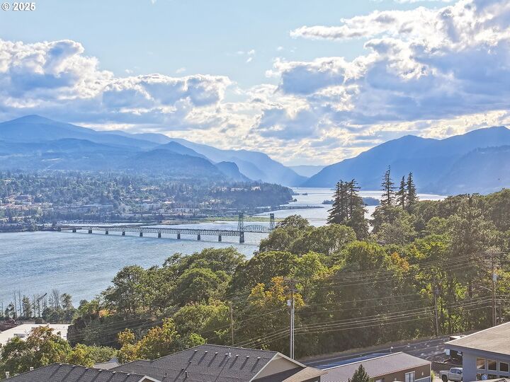 Property Photo:  211 Eagle Ridge Dr  WA 98672 