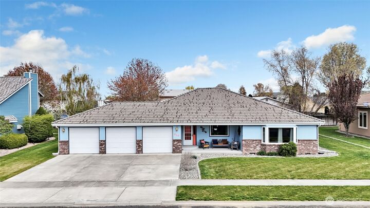 Property Photo:  216 E Tanglewood Drive  WA 98837 