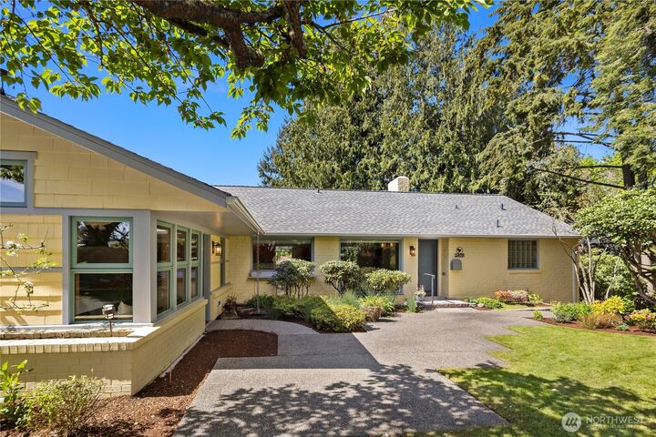 Property Photo:  3409  Magnolia Blvd W  WA 98199 