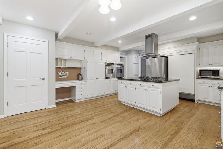 Property Photo:  2746 SW Macvicar Ave  KS 66611 