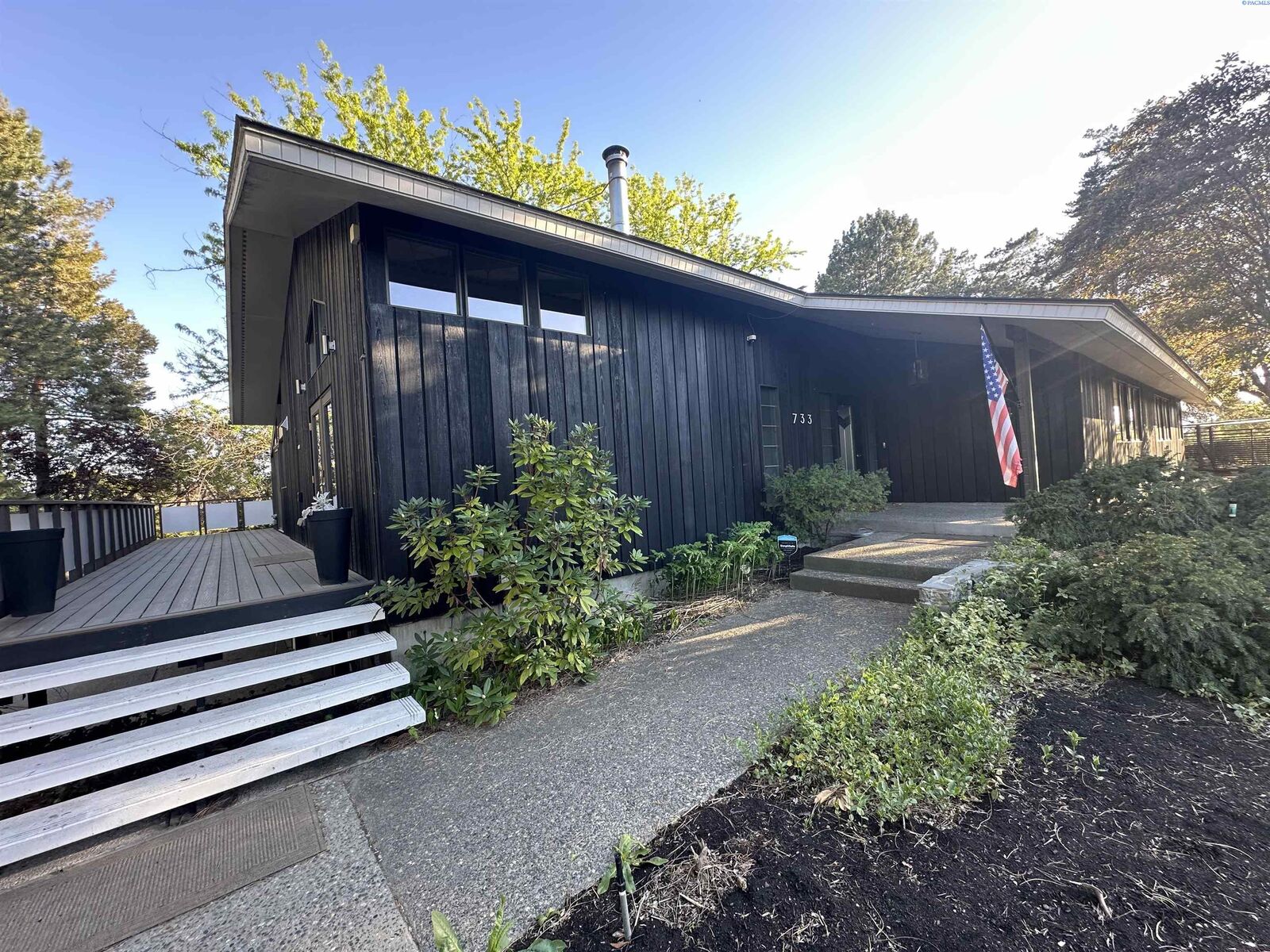 Property Photo:  733 Snyder St  WA 99354 