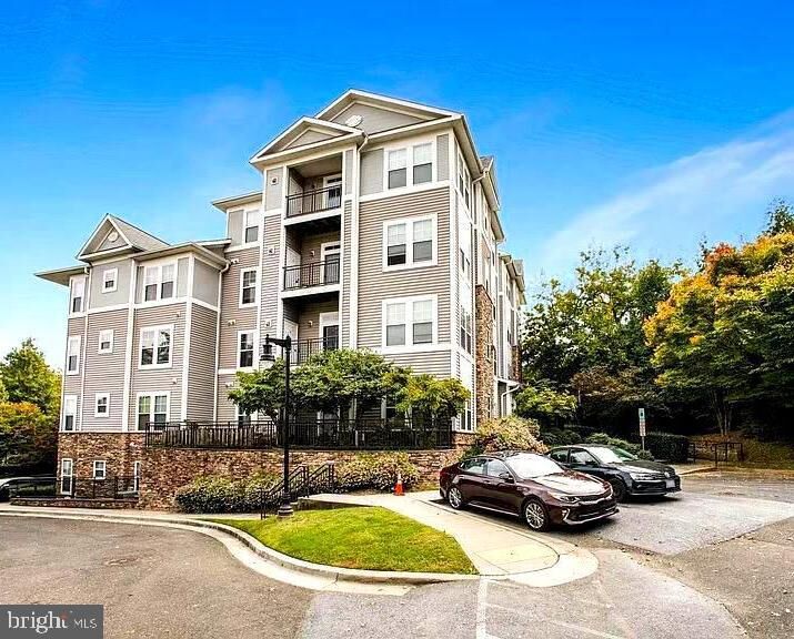 Property Photo:  1301 Karen Boulevard 401  MD 20743 