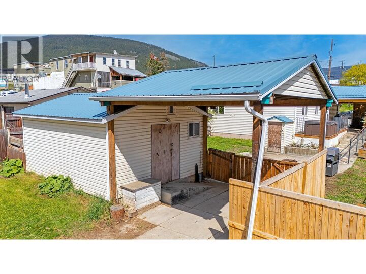Property Photo: 129 9th Avenue South BC V0B 1G3