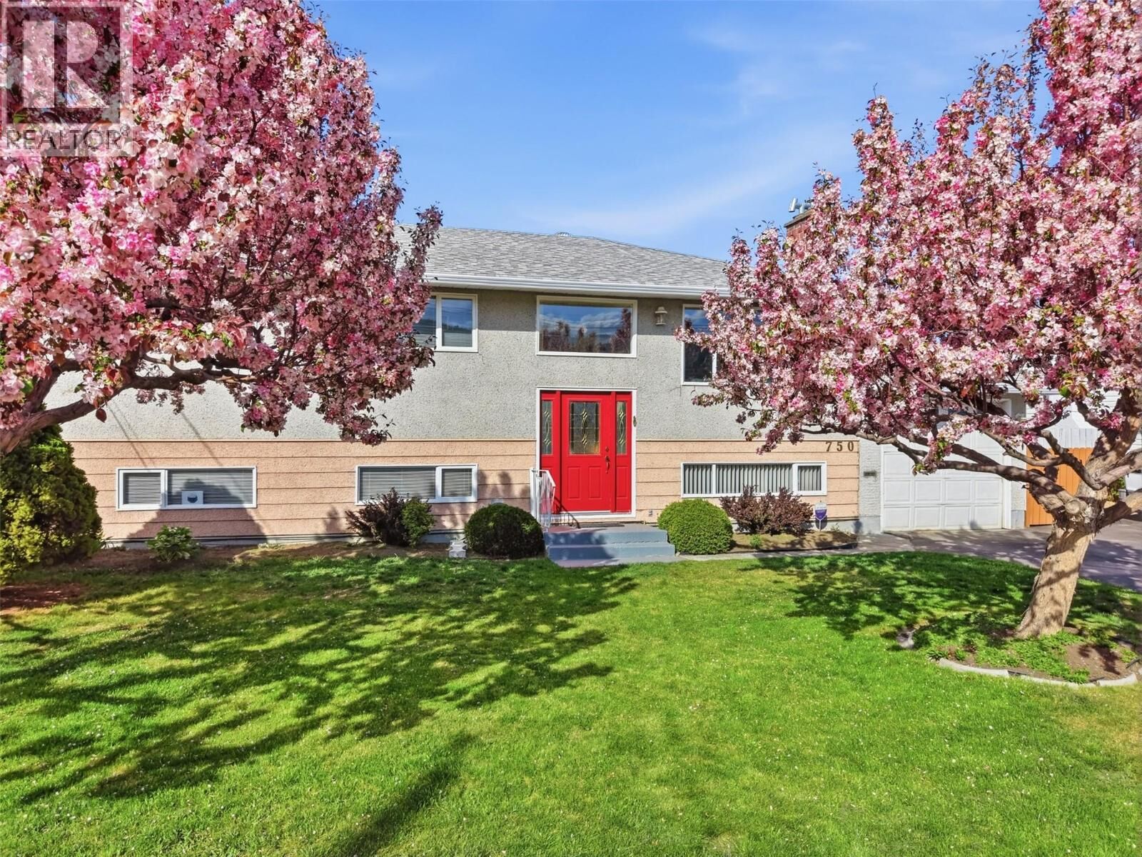 Property Photo:  750 Stewart Avenue  BC V2B 3W7 