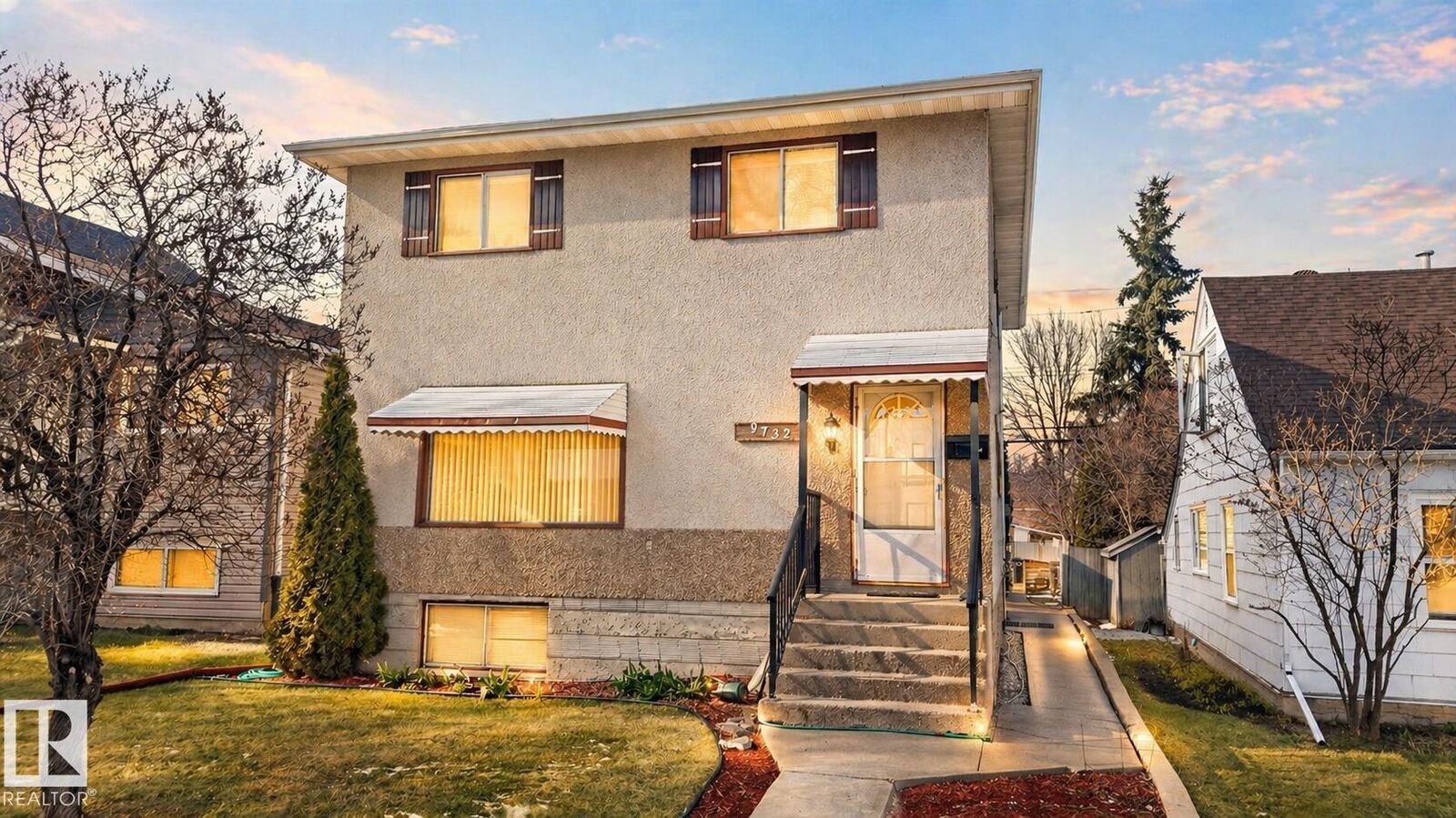 Photo de la propriété:  9732 75 Avenue NW  AB T6E 1H8 