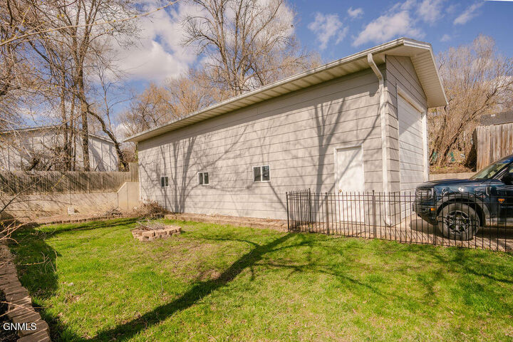 Property Photo:  219 9th Street NE  ND 58401 