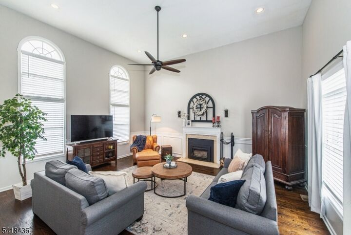 Property Photo:  5 Crestview Ln  NJ 07871 