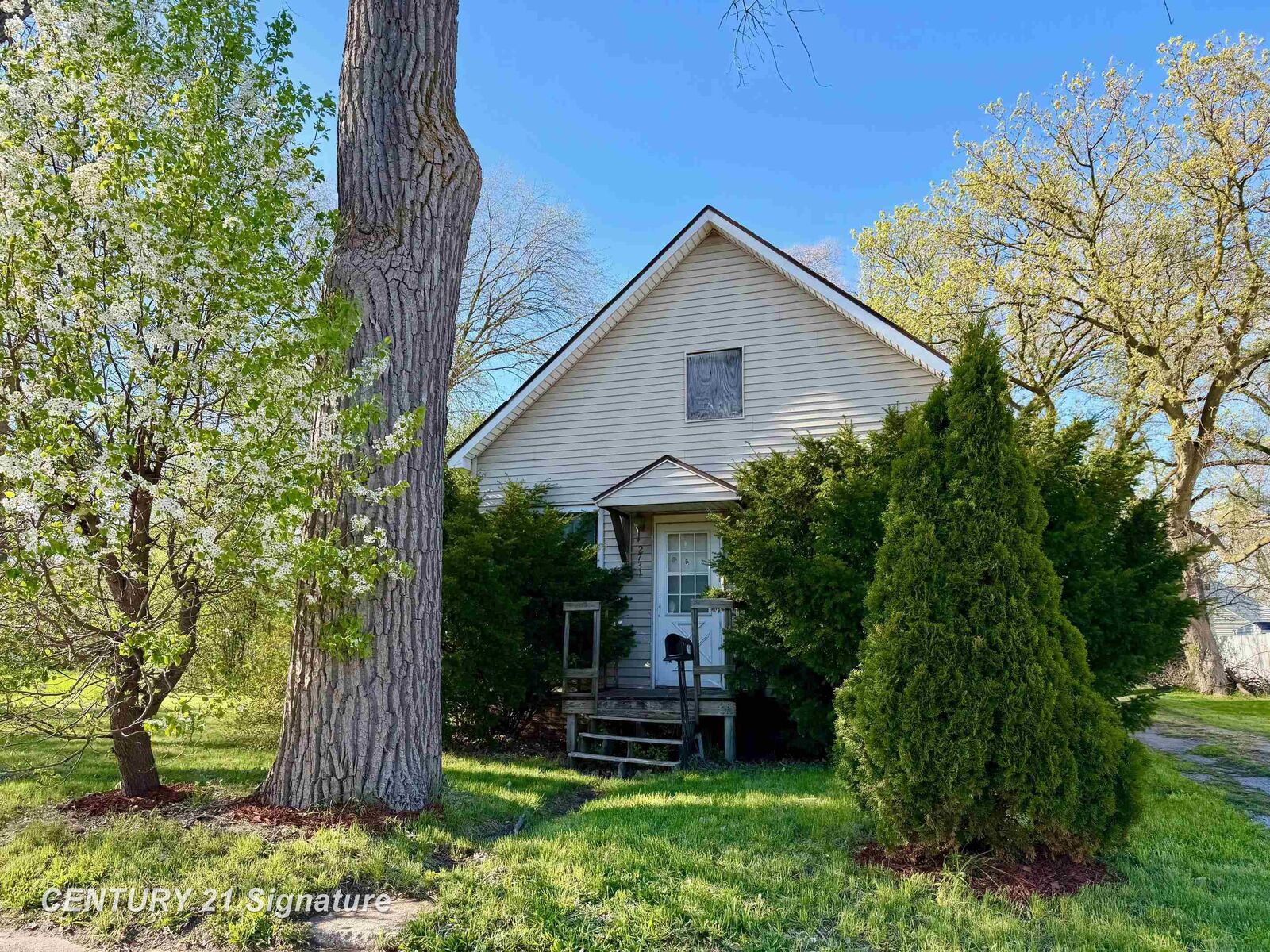 Property Photo:  2731 E Holland Avenue  MI 48601 