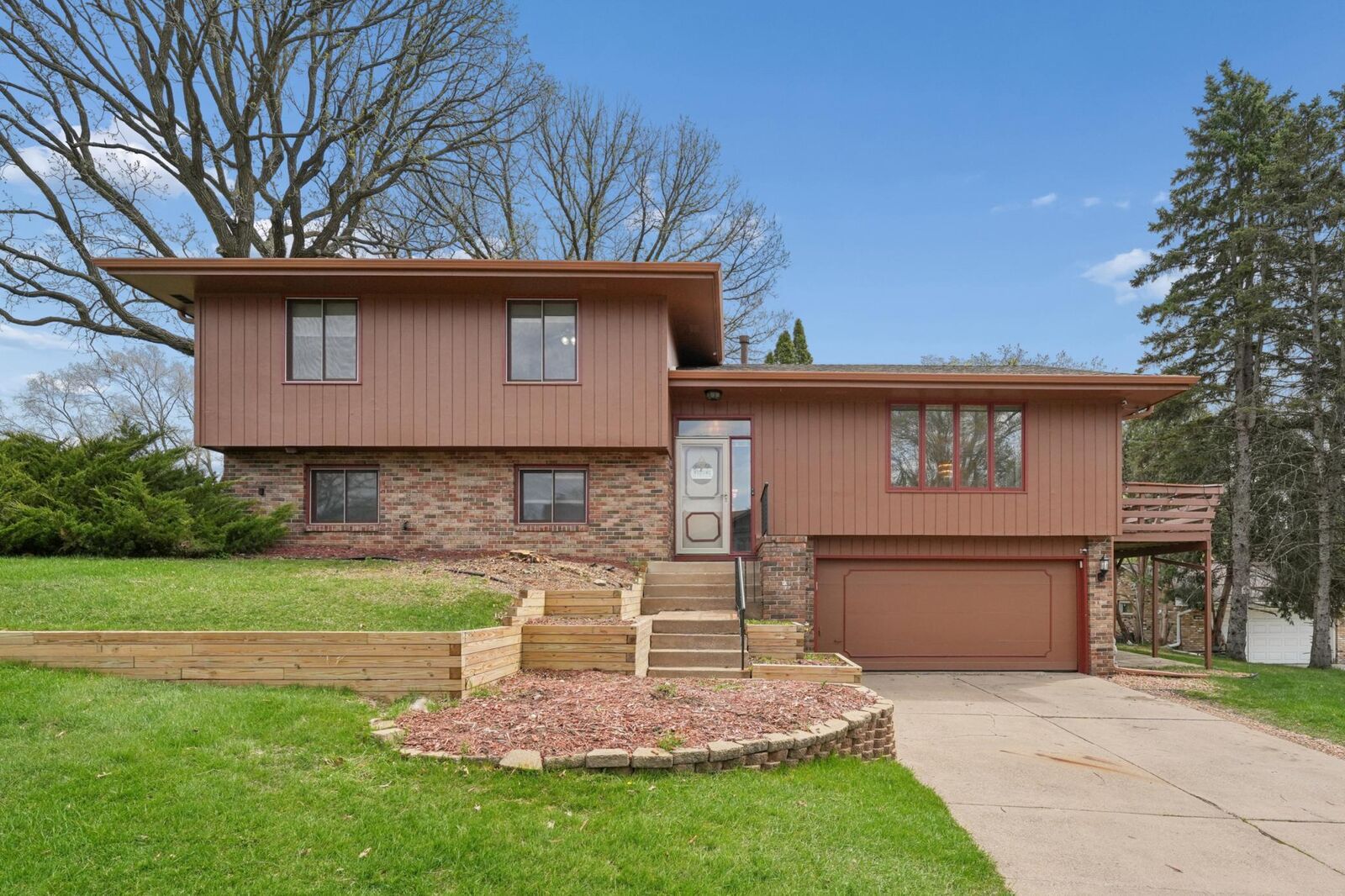Property Photo:  944 Pine View Court  MN 55119 